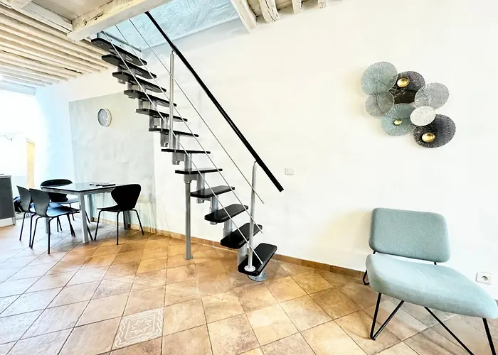 Loge De L\'Opera A 200 M Du Palais Des Papes